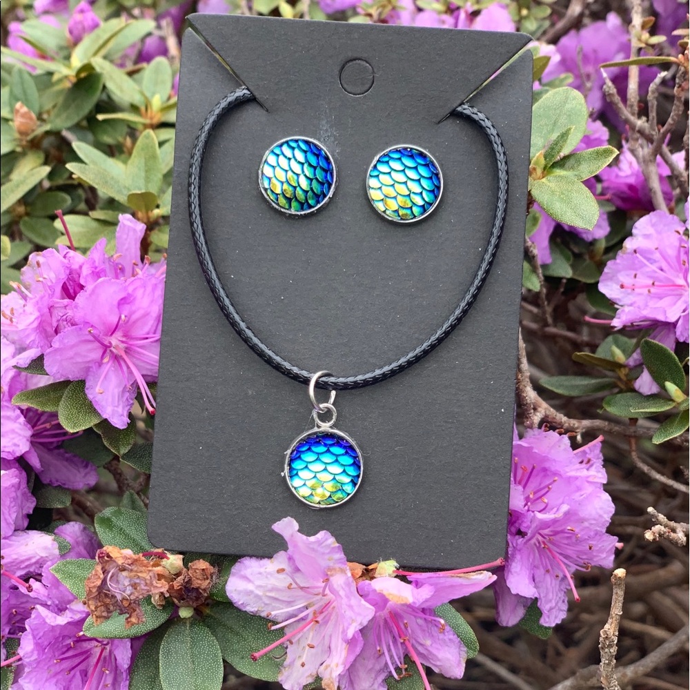 Necklace & earrings